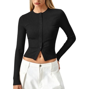 QINSEN Women’s Long Sleeve Crewneck T Shirts Ribbed Button Crop Top Going Out Tops(Black)