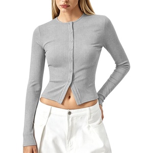 QINSEN Women’s Long Sleeve Crewneck T Shirts Ribbed Button Crop Top Going Out Tops(Grey)