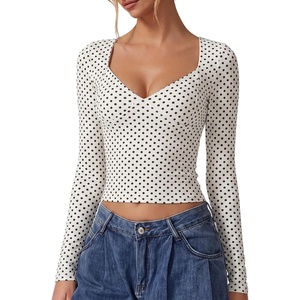 QINSEN Women’s Long Sleeve V Neck T Shirts Double Lined Crop Top Seamed Cup Going Out Tops(Black Polka Dots)